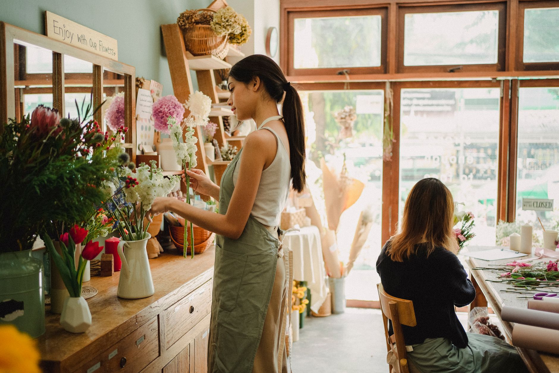 Floristky Artemis Kvetinárstvo pri práci v ateliéri